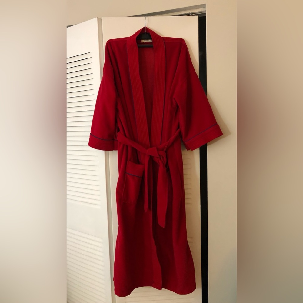 Bill Blass Men’s Red Robe, Size M with a belt
